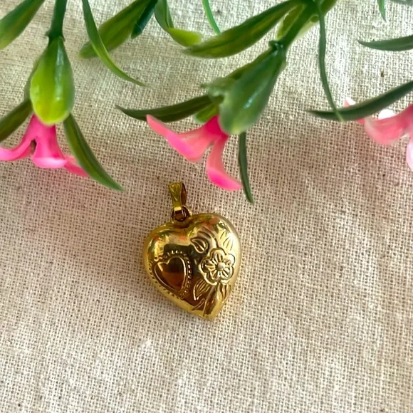 ROMANTIC Gold Heart Pendant - Picture 3 of 9